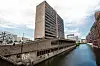 Das 1974 gebaute 14-stöckige Hochhaus Amsinckstraße 45 grenzt rückwärtig an den Sonninkanal.