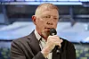 Boris Becker spricht in ein Mikrofon