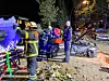 Einsatzkräfte müssen die Beifahrerin aus dem Wagen befreien.