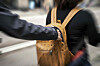 Ein Räuber entwendet Wertgegenstände aus einem Rucksack (Symbolfoto).