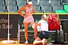 Tennisspielerin Eva Lys wird am Oberschenkel bandagiert