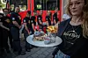 Das Hard Rock Café in Hamburg spendet pro verkauften Burger 1 € an die DLRG. Pro verkauften Charity-Pin wird 10 % gespendet.
