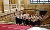 Meistertorschütze Danel Sinani brachte eine Pappmeisterschale mit ins Rathaus. Die echte nehmen die Spieler am Nachmittag auf dem Spielbudenplatz in Empfang.