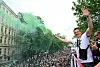 Hinnerk Smolka hält eine grüne Fackel und winkt