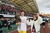 Svend Brodersen jubelt mit Ehefrau und Kind in Japan