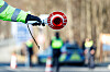 Ein Polizist winkt ein Auto in eine Kontrolle. (Symbolbild)