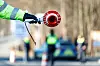 Ein Polizist winkt ein Auto in eine Kontrolle. (Symbolbild)