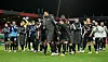 Die HSV-Profis schieben Robert Glatzel vor die Fans