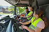 Die Viertklässlerinnen Frieda (Mitte) und Amina bekommen vom angehenden Lkw-Fahrer Adem Okan die Spiegel und die Mechanik des Lkw erklärt.