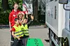 Kann der Fahrer mich jetzt sehen? Auszubilderin Elisa Surej (Mitte) testet mit den Grundschülern Mohammad und Hasib und dem angehenden Lkw-Fahrer Kevin den toten Winkel.