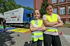 Frieda (links) und Amina fanden den aufgebauten Parcours mit Lkw sehr spannend.