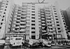 Der Tatort am Schreyerring: Vor dem Hochhaus stehen Streifenwagen der Polizei. Ein Kreis zeigt die Wohnung, in der das Verbrechen geschah.