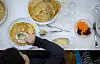 Kinder essen in der Kantine einer Grundschule zu Mittag