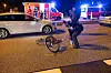 Ein Polizist macht Markierungen für die weiteren Ermittlungen.