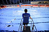 Ein Fachangestellter für Bäderbetriebe (FBB) bei der Badeaufsicht der ersten Schwimmerinnen und Schwimmer in der umgebauten und erweiterten Alsterschwimmhalle.