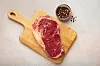 Ein rohes Ribeye-Steak: „Das Fleisch ist zart und durch die Fettmarmorierung besonders geschmacksintensiv“, sagt Daniel Thompson.