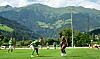 Oladapo Afolayan setzt vor einer Bergkulisse zum Dribbling an