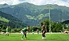 Oladapo Afolayan setzt vor einer Bergkulisse zum Dribbling an