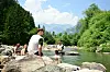 St. Paulis Spieler sitzen an einem Fluss