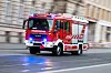 Feuerwehrauto fährt über die Straße