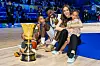 Dennis Schröder mit seiner Frau und seinen drei Kindern