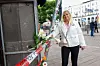 Passantin legt Blumen an der Unfallstelle ab