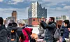 Touristen vor der Elbphilharmonie in Hamburg