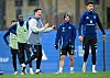Merlin Polzin gibt im HSV-Training Anweisungen