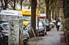 Die Wrangelstraße in Eimsbüttel: Sonja Tesch fordert zwischen den Bäumen Platz für Fußgänger statt für Autos.