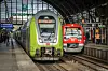 Ein Regionalexpress und eine S-Bahn im Bahnhof Dammtor (Archivbild).