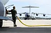 Ein Soldat betankt ein Flugzeug neben einem Airbus A400M der Luftwaffe am Fliegerhorst Wunstorf in der Region Hannover.Am Luftwaffen-Manöver „Air Defender 2023“ nehmen vom 12. bis 23. Juni unter deutscher Führung 25 Nationen und 10.000 Soldaten mit 250 Flugzeugen teil.
