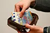 Ein Geldbeutel mit Scheinen. Drei 20 Euro Scheine, zwei 50 Euro Scheine, insgesamt 160 Euro