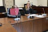 Der Angeklagte verbirgt sein Gesicht. Er soll eine 19-Jährige vergewaltigt haben.
