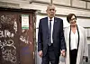Alexander Van der Bellen (l.) ist der ersten Hochrechnung zufolge der alte und neue Bundespräsident in Österreich.