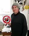 Muck Giovanett ist ein Gegner von Eichhörnchen-Artur. Er fühlt sich durch das permanente Filmen des Eichhörnchen-Freundes in seiner Lebensqualität eingeschränkt.
