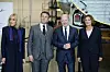 Bundeskanzler Olaf Scholz (2.v.r, SPD) und seine Ehefrau Britta Ernst (r) stehen mit Emmanuel Macron, Staatspräsident von Frankreich, und seine Ehefrau Brigitte Macron nach der Ankunft auf dem Airbus-Werksflughafen in Hamburg-Finkenwerder