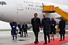 Scheinen sich trotz Regenwetter gut zu verstehen: Bundeskanzler Olaf Scholz (r.) und Frankreichs Präsident Emmanuel Macron.