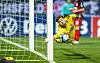 Torwart Ben Voll hechtet spektakulär nach dem Ball