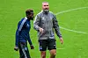 Tim Walter (r.) steht im Training neben Bakery Jatta (l.)