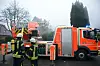 Feuerwehrfahrzeug vor Einfamilienhaus