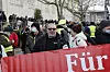 Kalle Haverland mit Ordner-Armbinde hinter einem Transparent bei der Corona-Demo vergangenen Samstag.