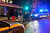 Polizisten befragen die Jugendlichen in Hamburg-Eppendorf nach dem Vorfall.