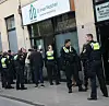 Polizisten nehmen den Mann vor der Moschee fest.