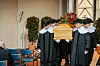 Die erfahrenen Sargträger und MOPO-Reporterin Pauline Reibe tragen den Sarg aus der Kapelle.