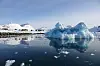 Eisschollen treiben auf dem Nuuk-Fjord in Grönland