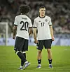 Serge Gnabry und Florian Wirtz im Trikot des DFB