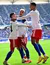 Die HSV-Profis Ludovit Reis, Ransford Königsdörffer und Robert Glatzel bejubeln ein Tor
