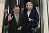 Oleksii Makeiev, Botschafter der Ukraine, und Iryna Tybinka, Generalkonsulin der Ukraine, fahren nach einem Medientermin der Handelskammer Hamburg in der Europa Passage mit einer Rolltreppe.