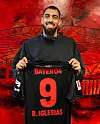 Borja Iglesias mit seinem Bayer 04 Leverkusen Trikot in der Hand.