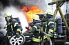 Das Feuer griff von einer Autowerkstatt auf ein Reifenlager über.